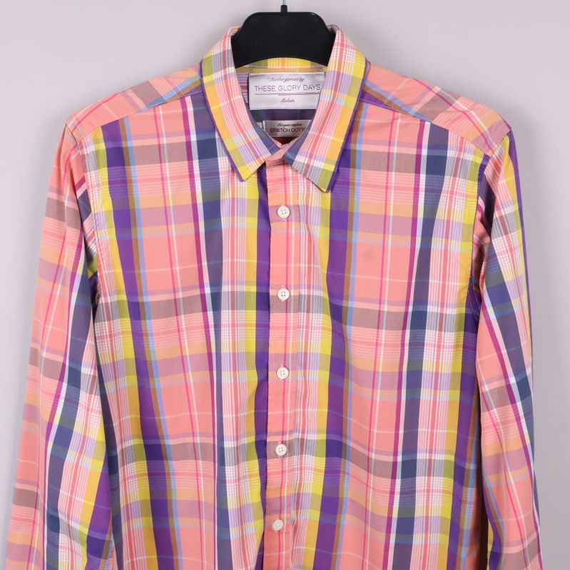 Skjortans framsida med knappar och krage i fokus