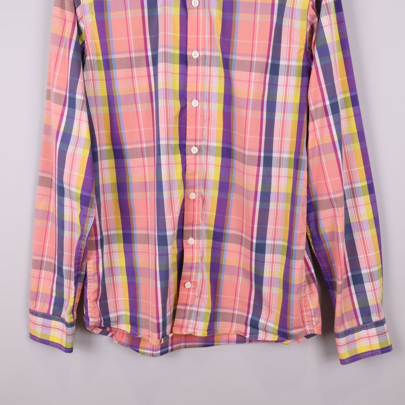 Nedre delen av skjortan med rutigt tyg och knappslå