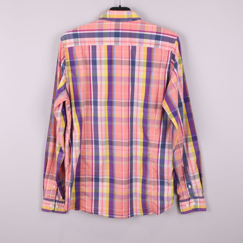 Baksida på färgglad rutig skjorta med långa ärmar