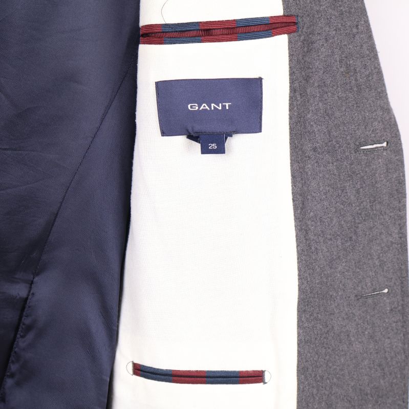 Kavajens innertyg och etikett med GANT-logotyp