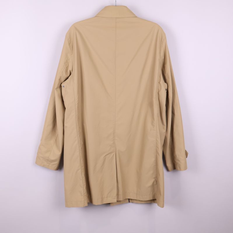 Beige trenchcoat sedd bakifrån 