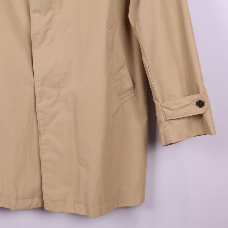 Höger ärmslut och ficka på beige trenchcoat