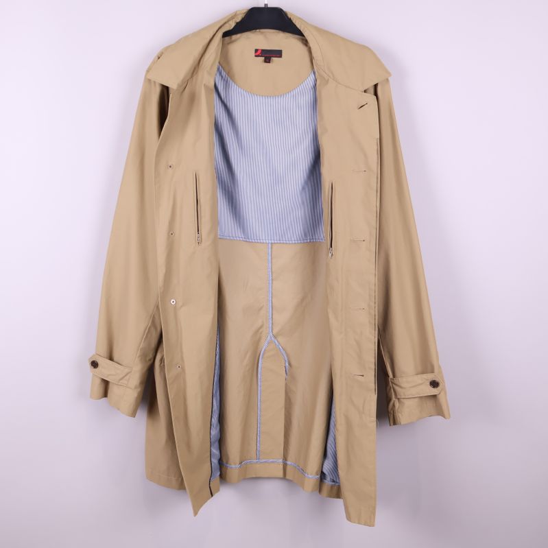 Insida av beige trenchcoat med randigt foder