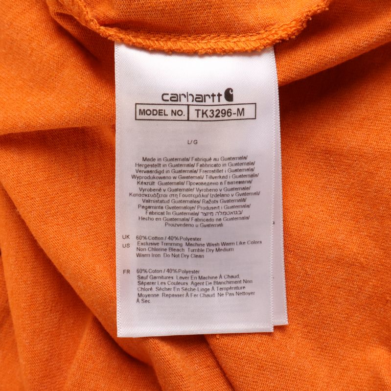 Materiallapp inuti t-shirt visar tvättanvisningar