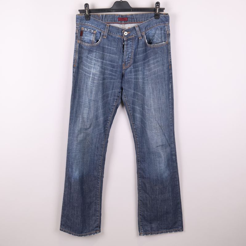Hela paret blå jeans med raka ben