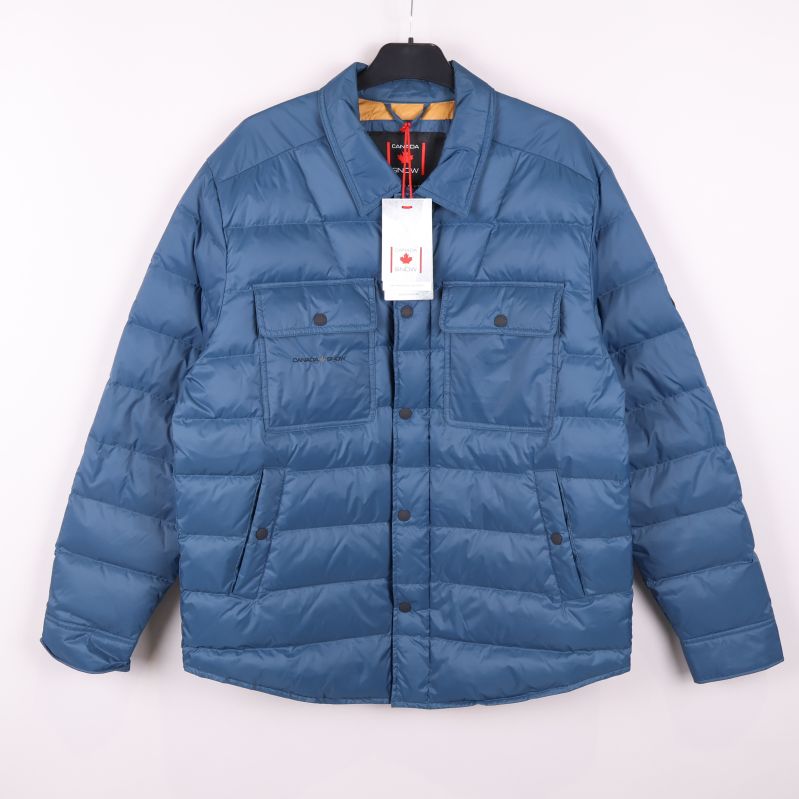 Framsida av blå steppad jacka 