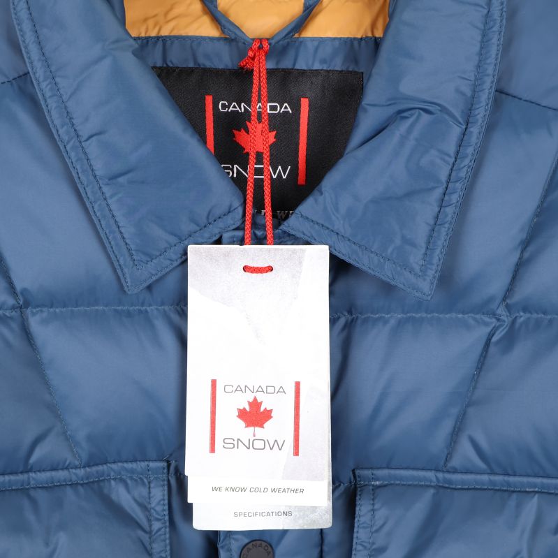 Närbild på etikett Canada Snow i jackans krage