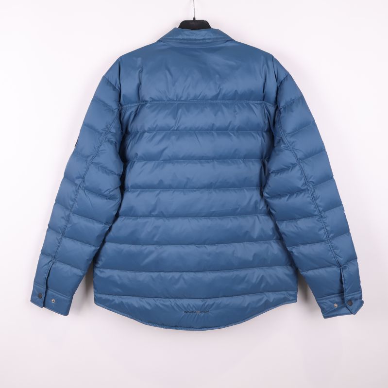 Baksidan av blå steppad jacka