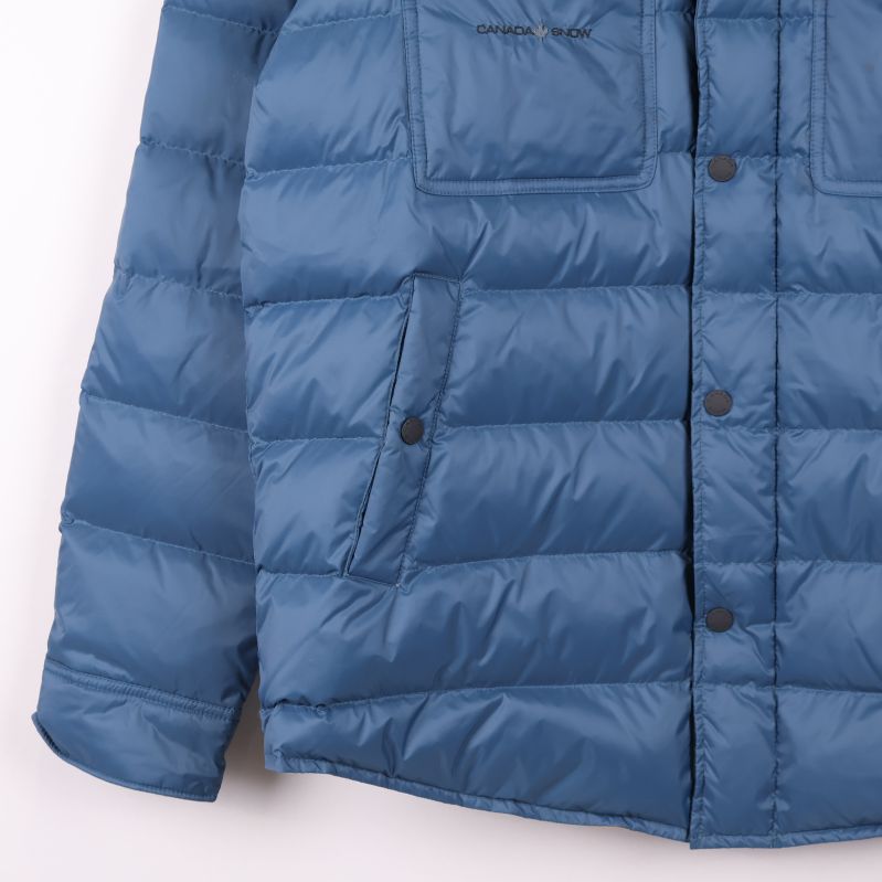 Närbild på nedre del och ficka av jacka