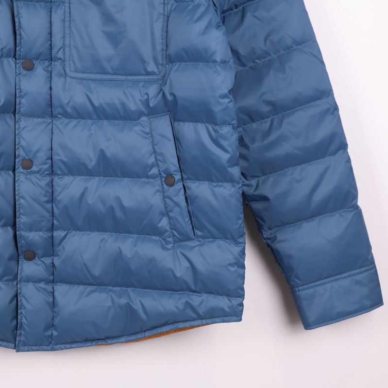 Närbild på jackans högerärm och nederdel