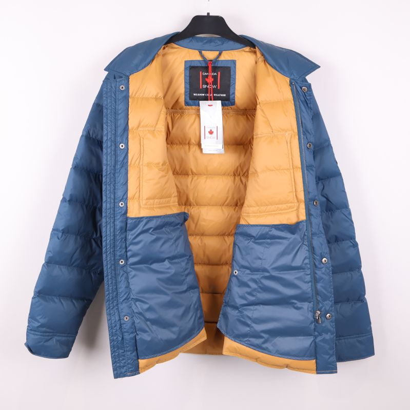 Insida av jacka med gult foder tydligt synligt