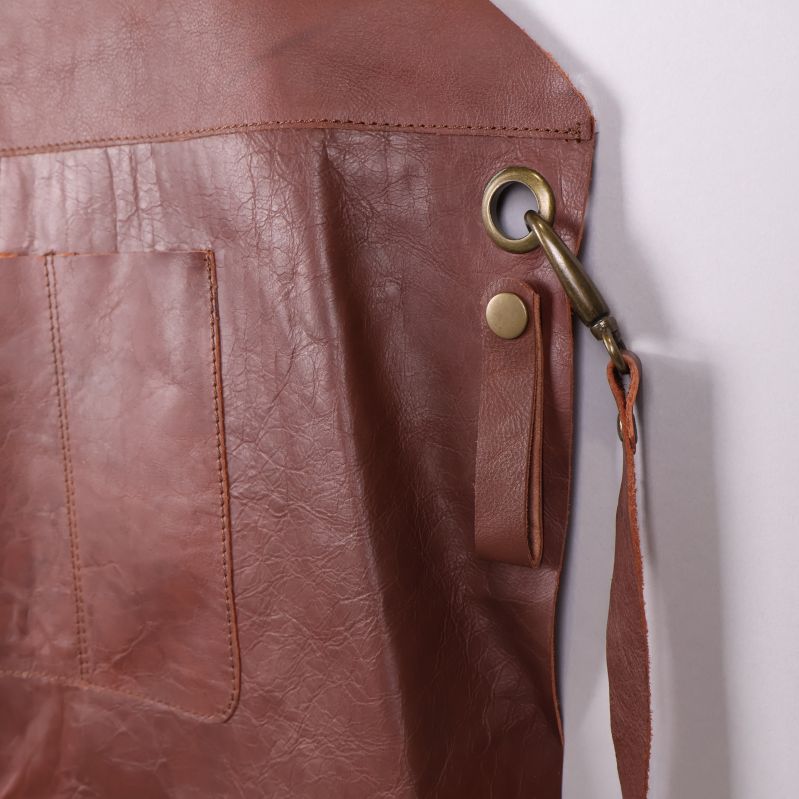 Detalj på metallring och bandfäste vid förklädets sida