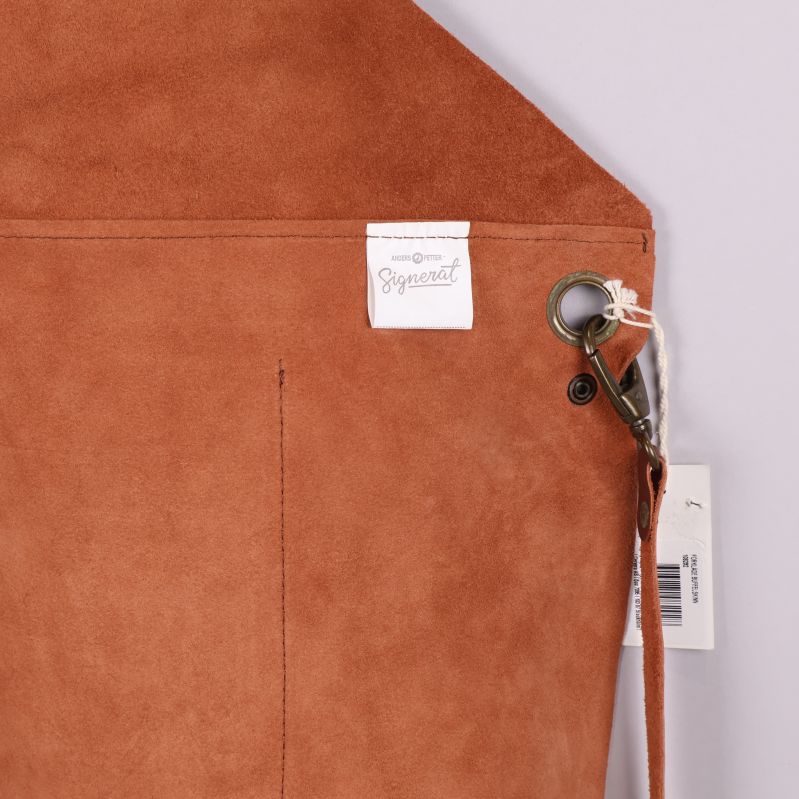 Närbild på etikett med texten Signerat på baksidan