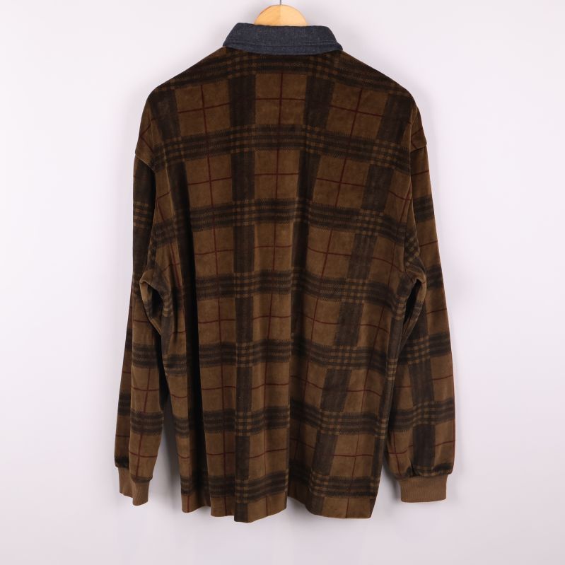 Baksidan av brunrutiga långärmade tröjan 