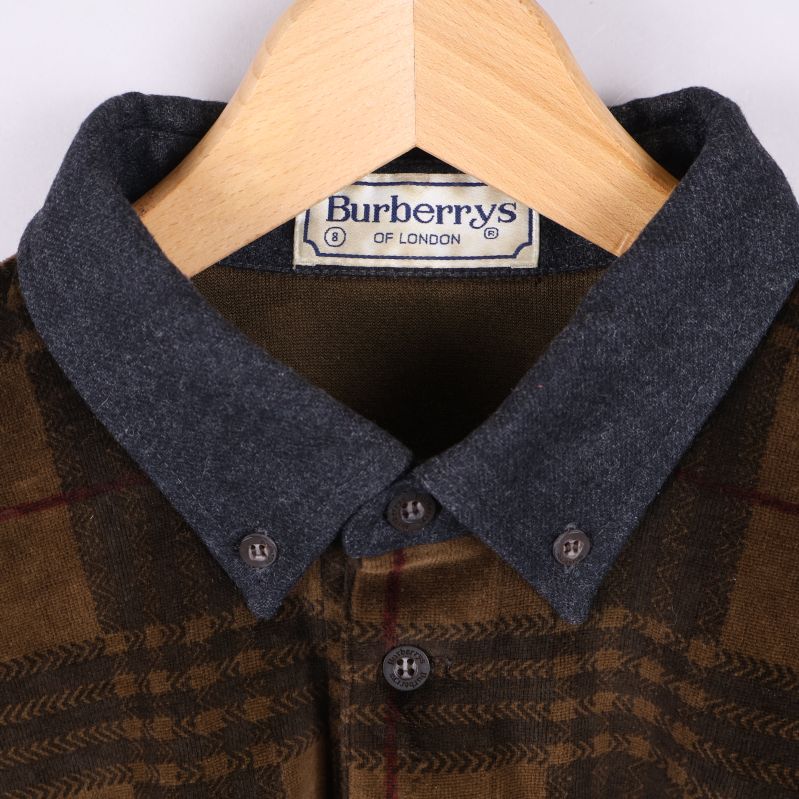 Närbild på grå krage och Burberrys-etikett