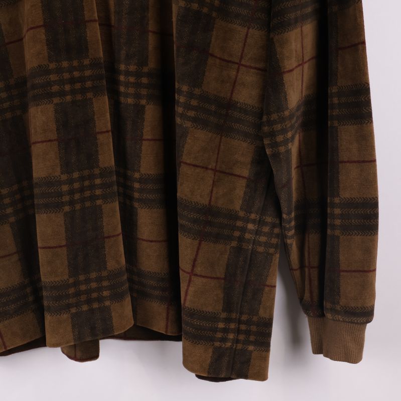 Närbild på rutigt tyg och ärm på långärmade tröjan