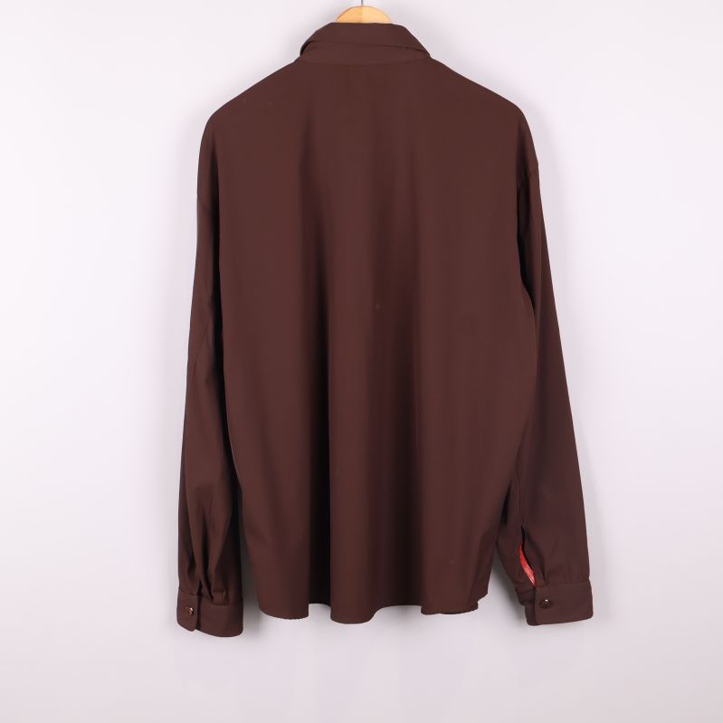 Baksida av brun skjorta mot vit bakgrund