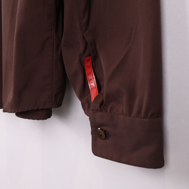 Manschett och röd detalj på brun skjorta