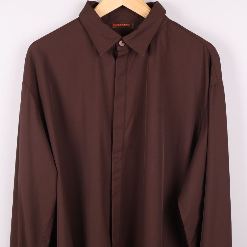 Framstycke av brun skjorta med dold knäppning