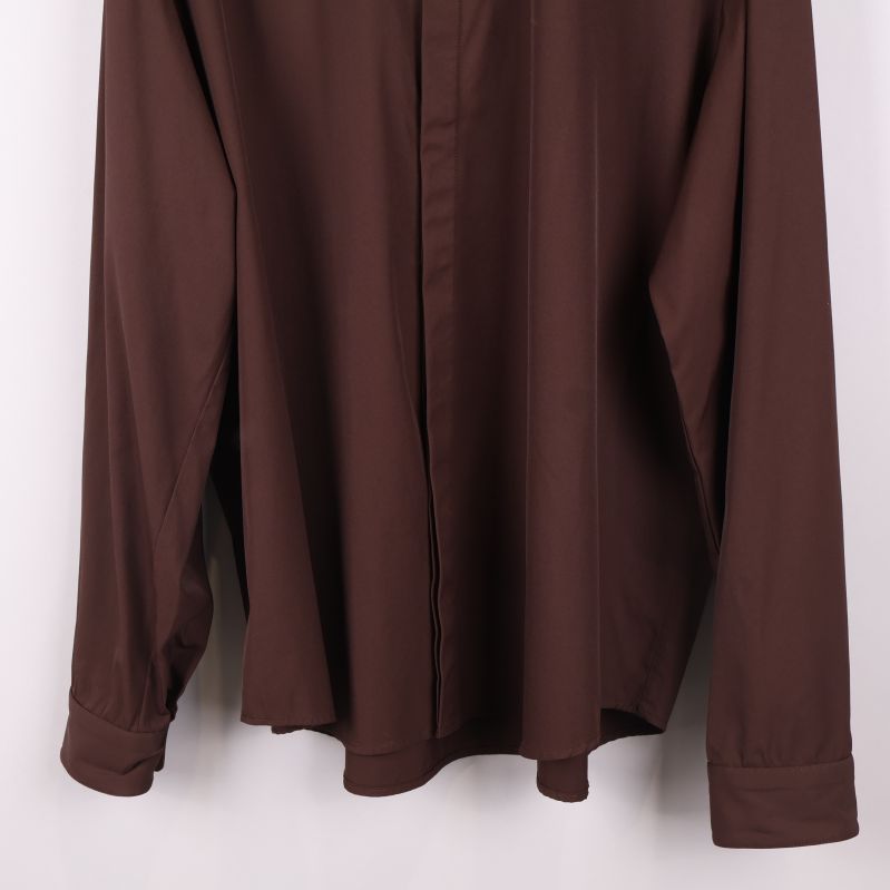 Nederdel och ärmar av brun skjorta hängande