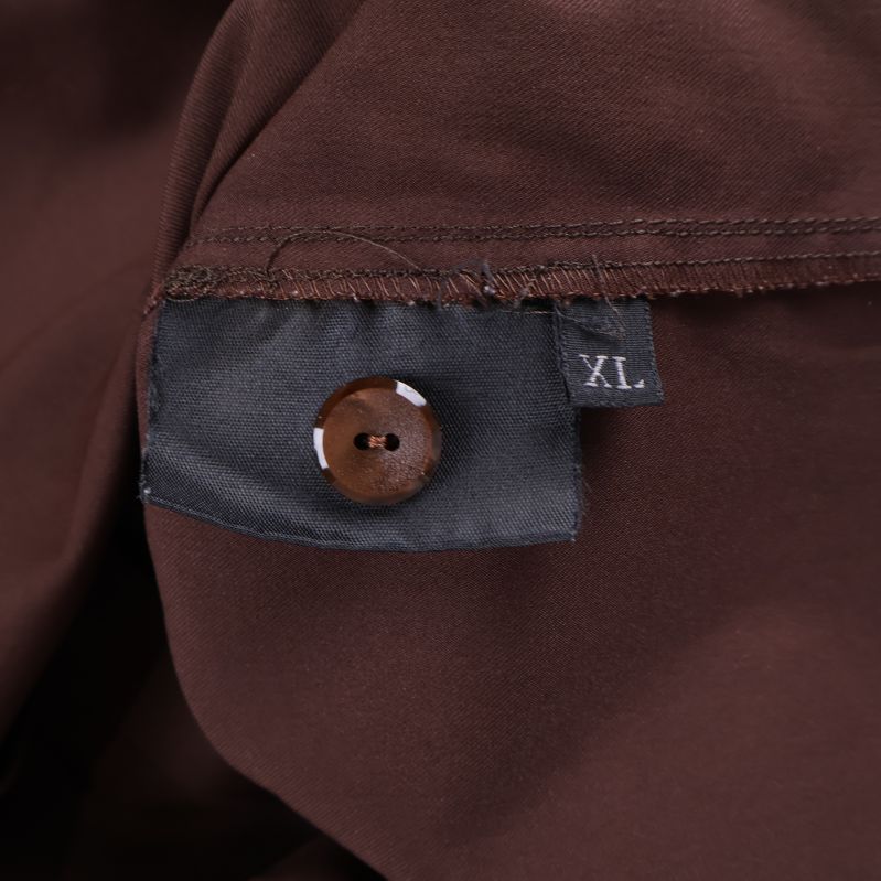 Inre etikett med knapp och XL-storleksmärkning