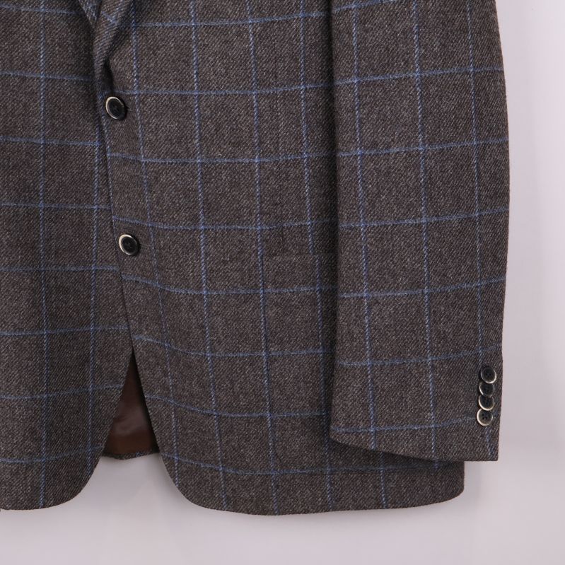 Närbild ärmslut på kavaj med tre knappar