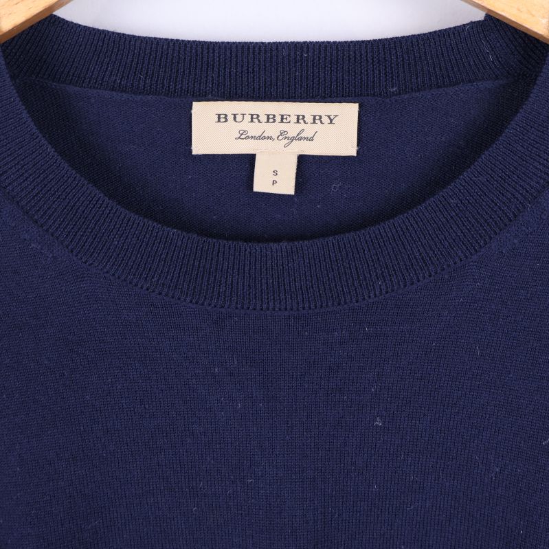 Närbild på nackpartiet med Burberry-märke inuti tröjan