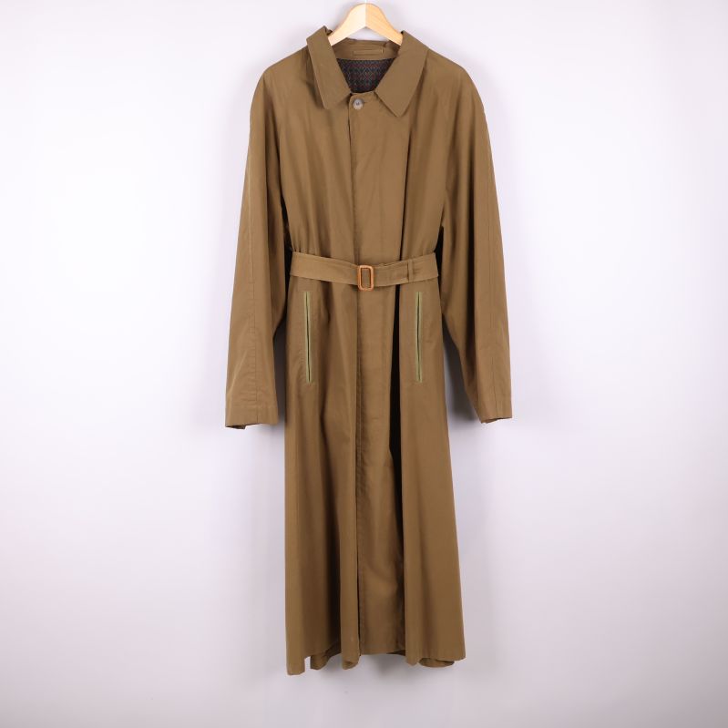 Lång brun trenchcoat framifrån