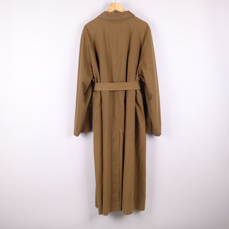 Lång brun trenchcoat bakifrån