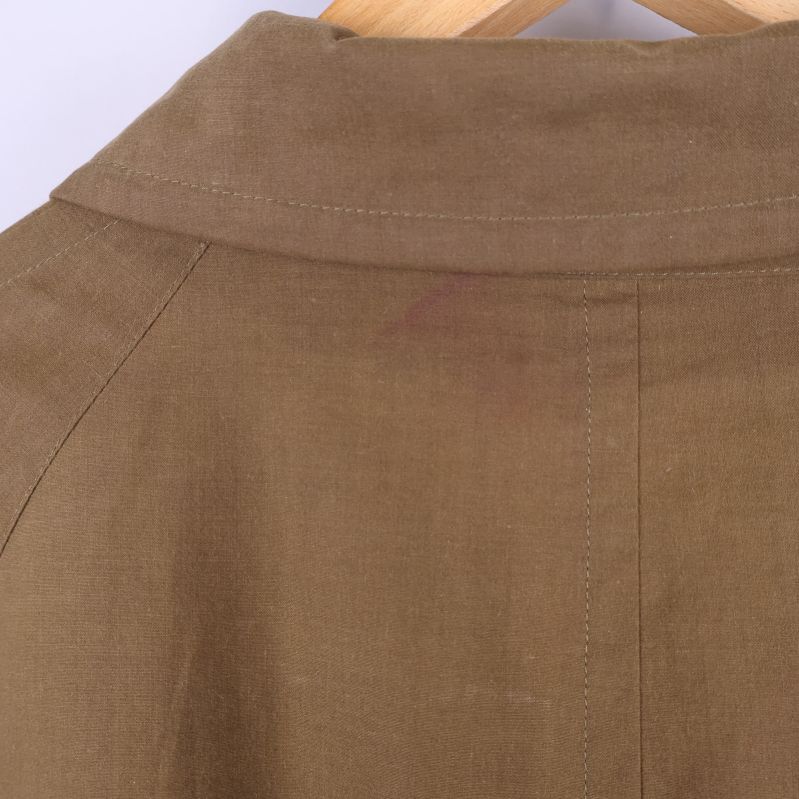 Närbild på ryggparti med svag fläck vid kragen på jackan