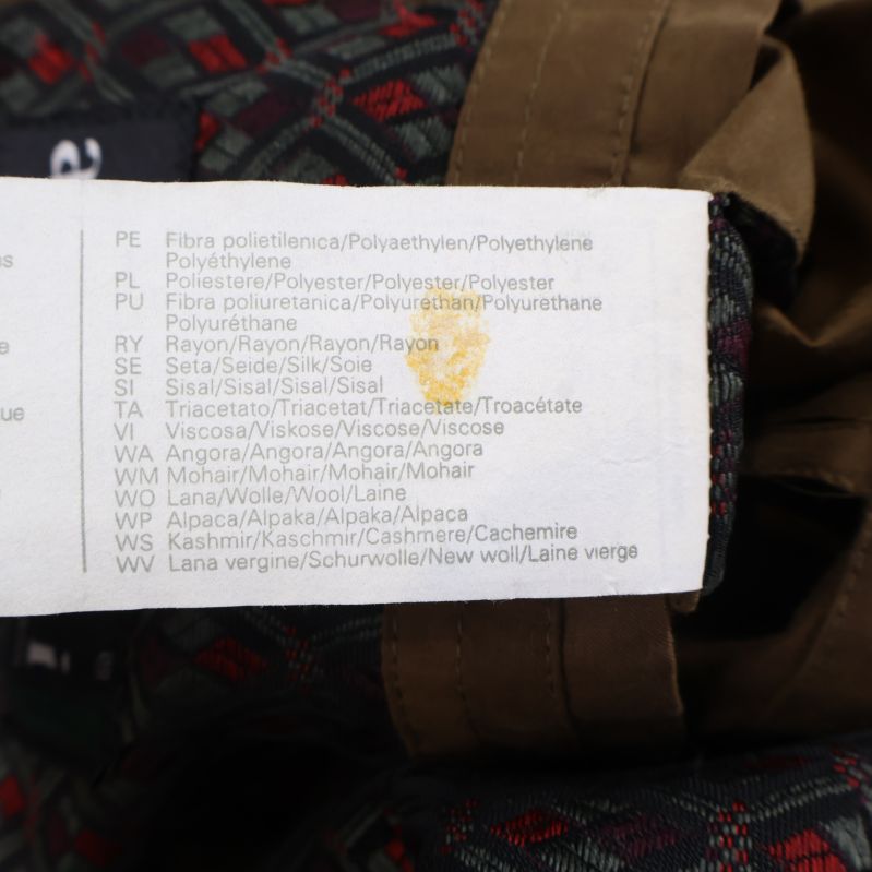 Materiallapp med text på flera språk i trenchcoat