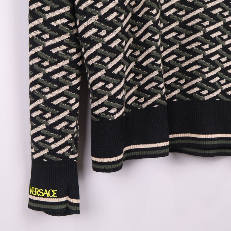 Ärmslut med Versace-text och randig mudd i närbild