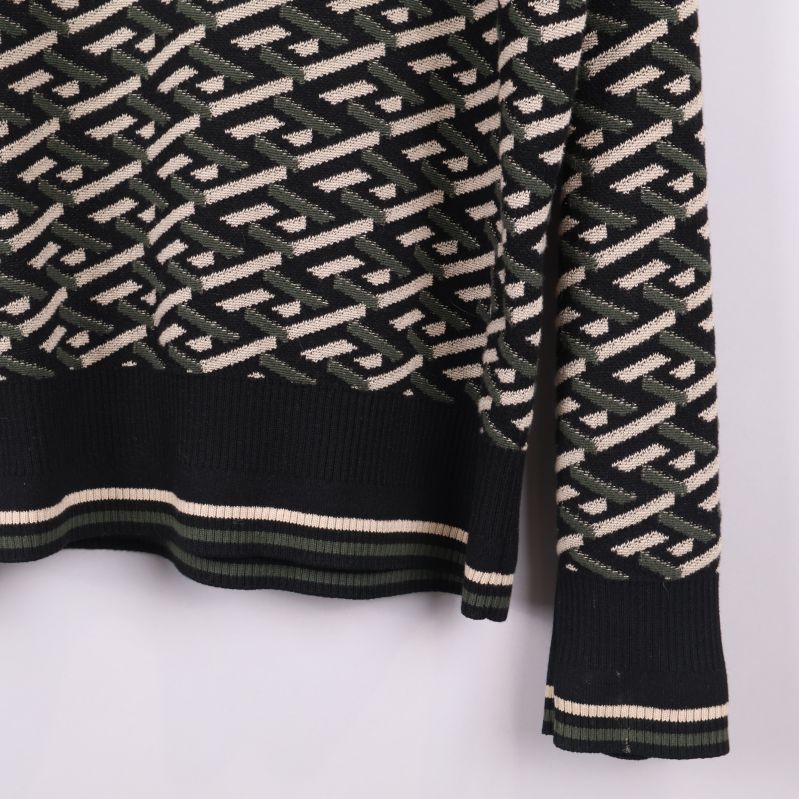 Nedre delen av tröjan med grafiskt mönster och randig mudd