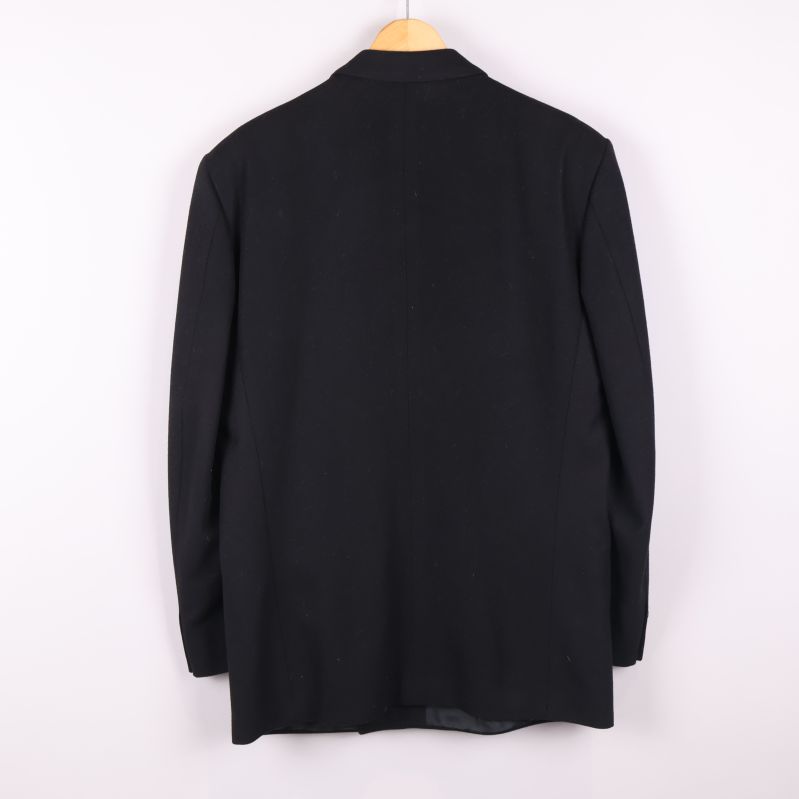 Baksida av svart kavaj 