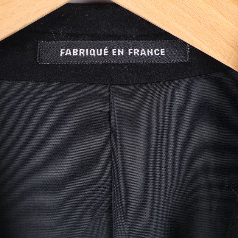 Närbild på insida med etikett 'Fabriqué en France'