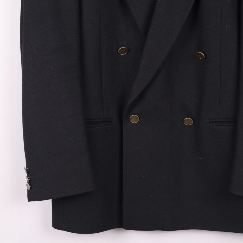 Närbild på högra ärmen med dekorativa ärmknappar