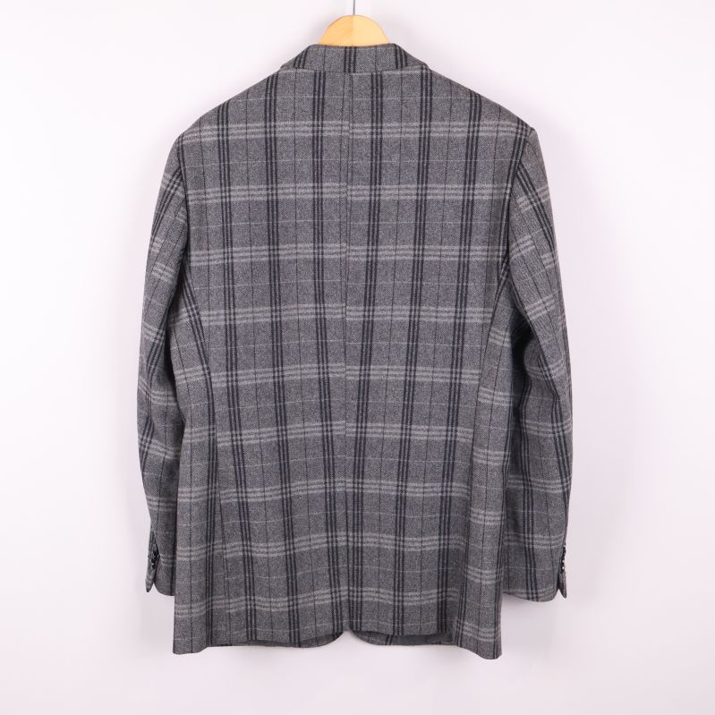 Kavaj i grått rutmönster bakifrån 