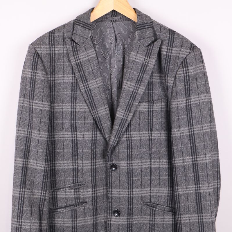 Närbild på kavajens överdel och slag framifrån