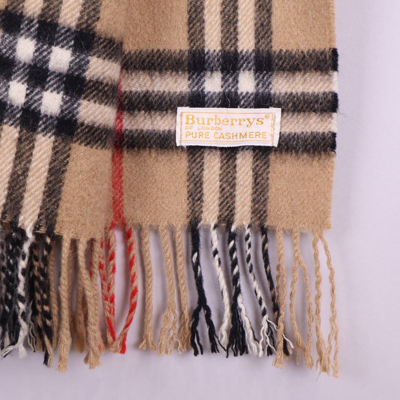 Burberrys etikett på beige kashmirhalsduk