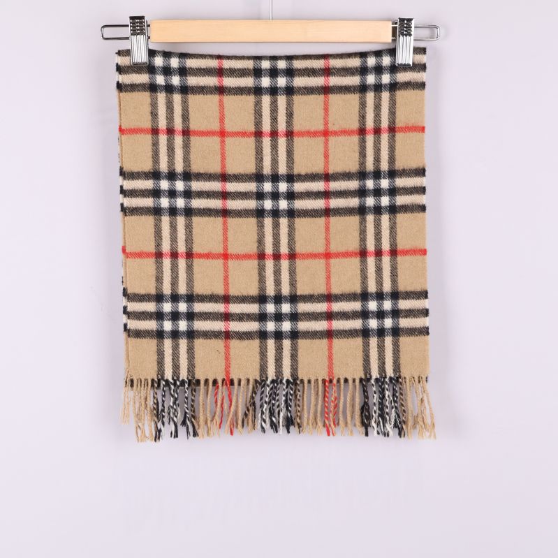 Halsduk med klassiskt rutigt mönster och fransar