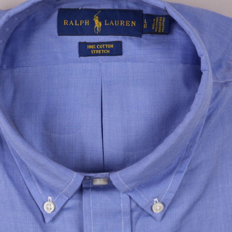Närbild på krage och Ralph Lauren-märke
