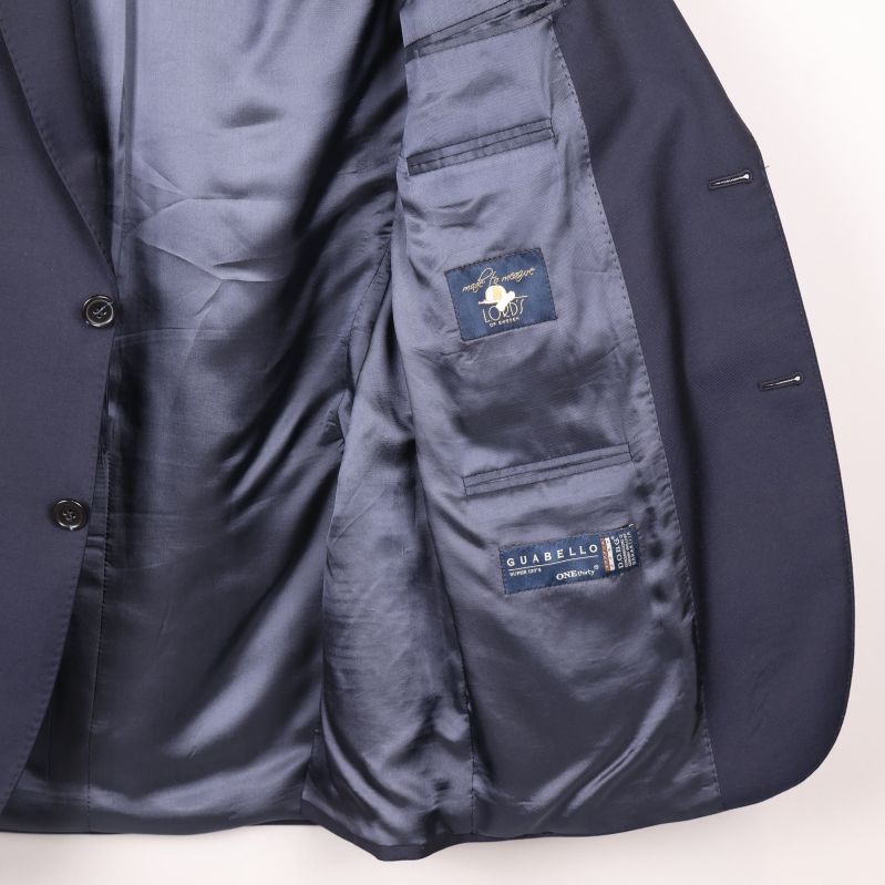 Insidan av kavaj med blått foder och innerfickor