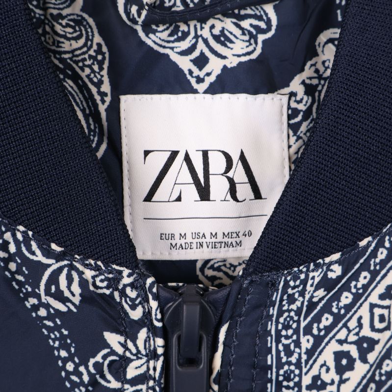 Närbild av ZARA-etikett i jackans krage