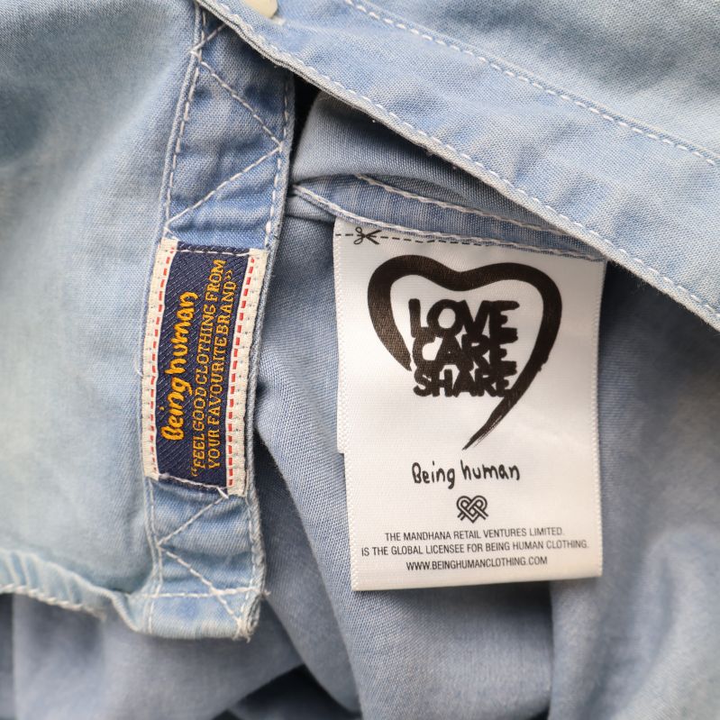 Tryckt Being Human och Love Care Share-märke i nacken