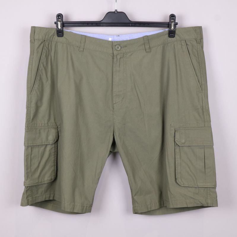 Olivgröna cargoshorts framifrån 