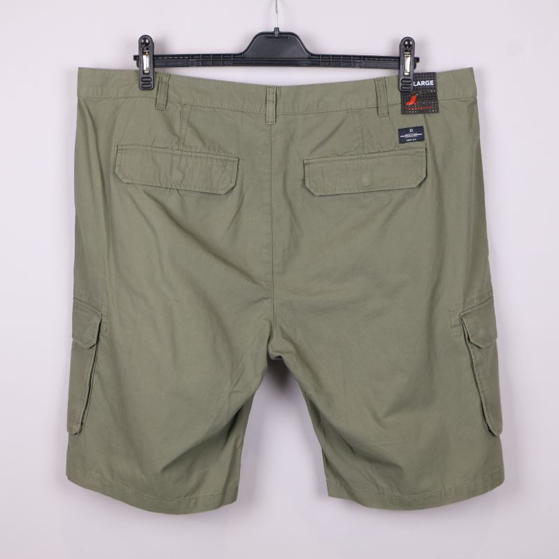 Olivgröna cargoshorts bakifrån med två bakfickor