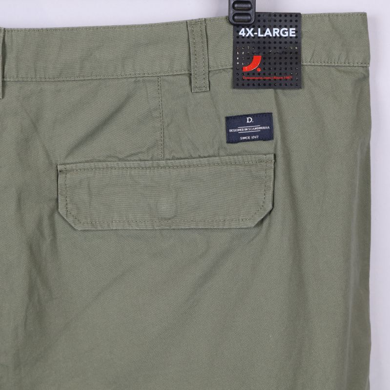 Bakre etikett på cargoshorts visar storlek 4XL