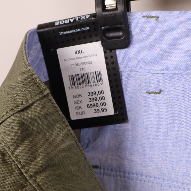 Prislapp och storleksinformation 4XL inuti cargoshorts