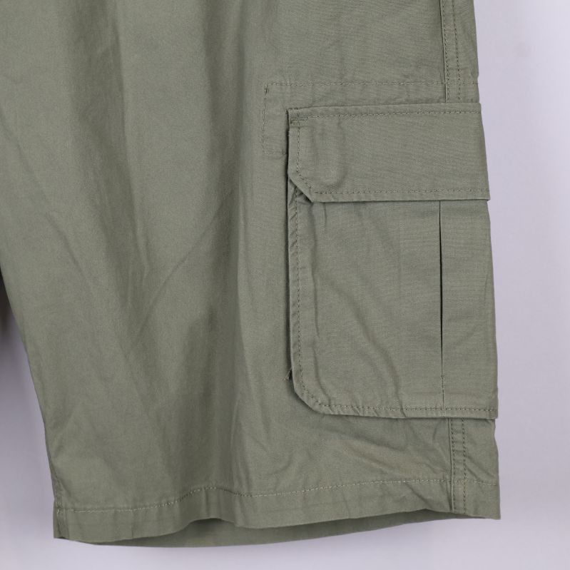 Närbild av benficka med lock på cargoshorts