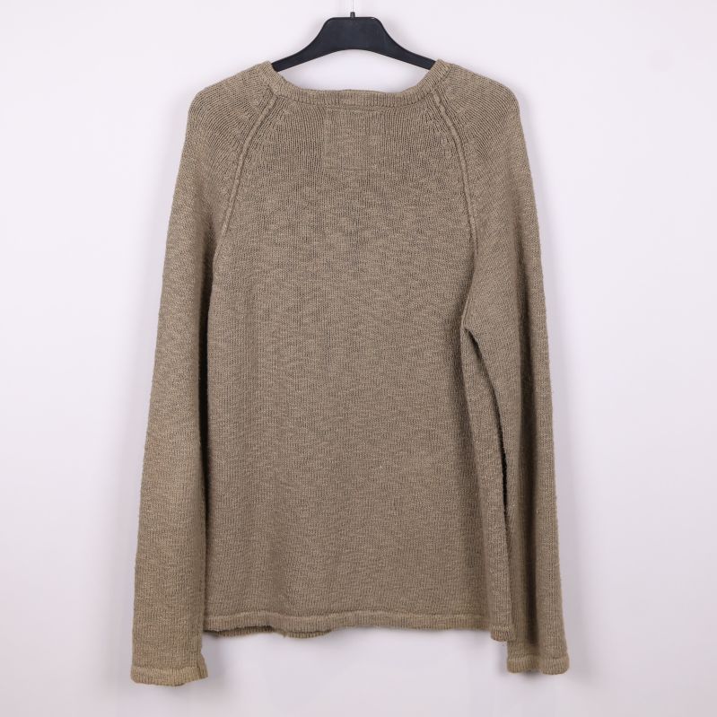 Stickad tröja i beige sedd bakifrån med lång ärm
